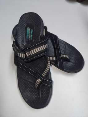 Skechers Women's Black Reggae Trailway Sandals with Tan Stripes Size 9